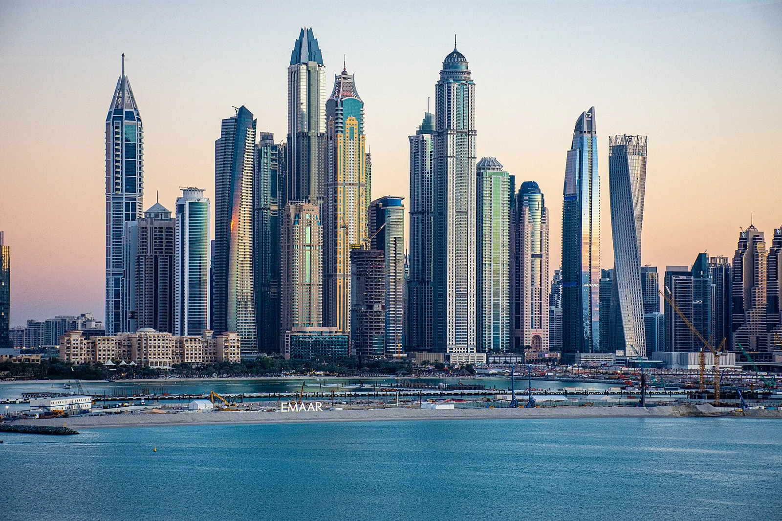 Marina de Dubai cercada por arranha-céus