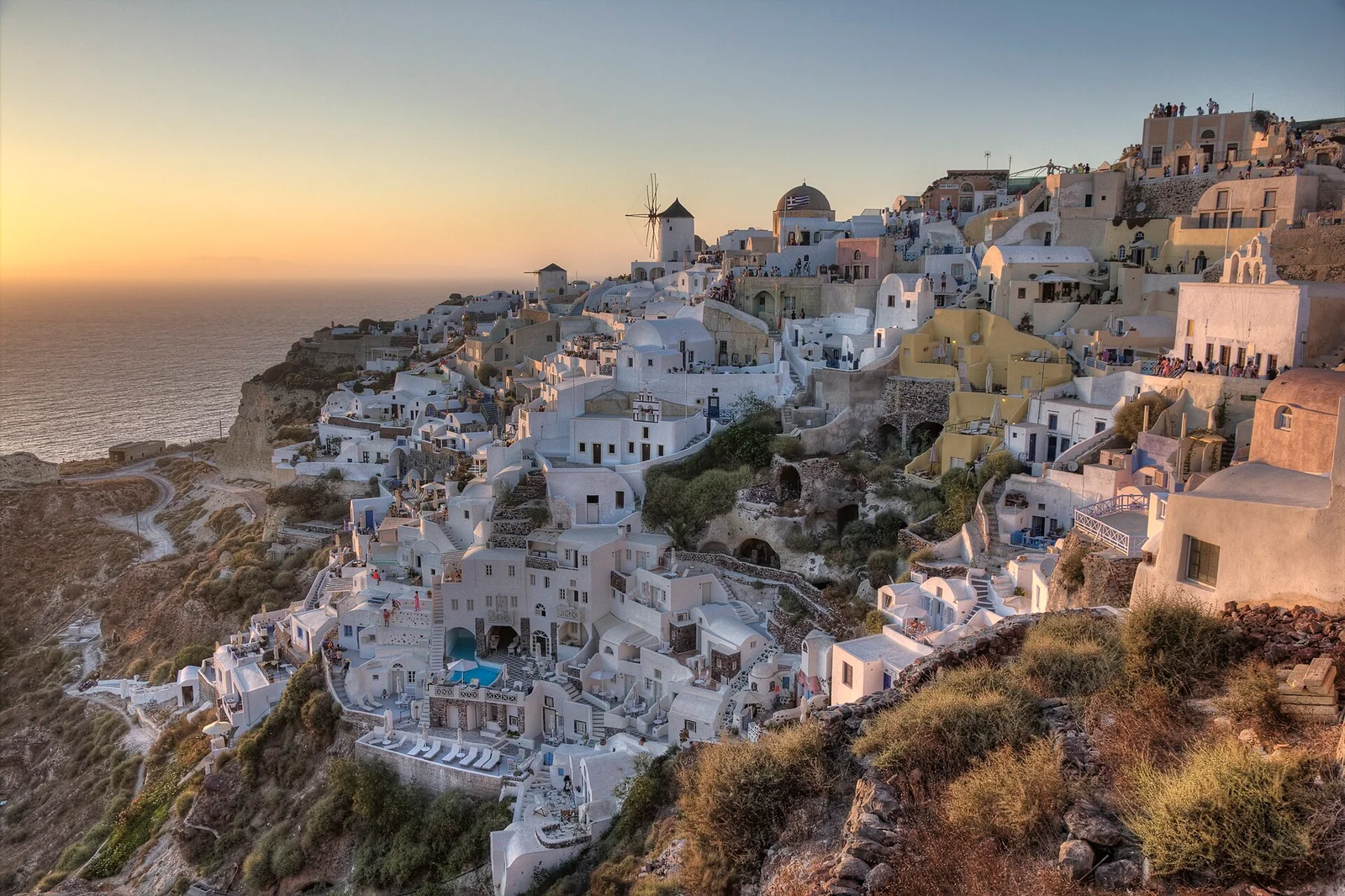 Casas de Oia sobre a caldeira de Santorini