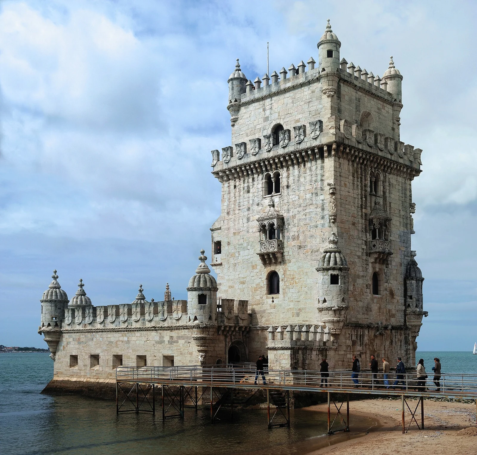 Torre de Belém junto ao rio Tejo, em Lisboa