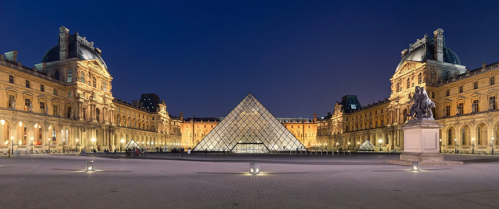 Palácio e Museu do Louvre, em Paris