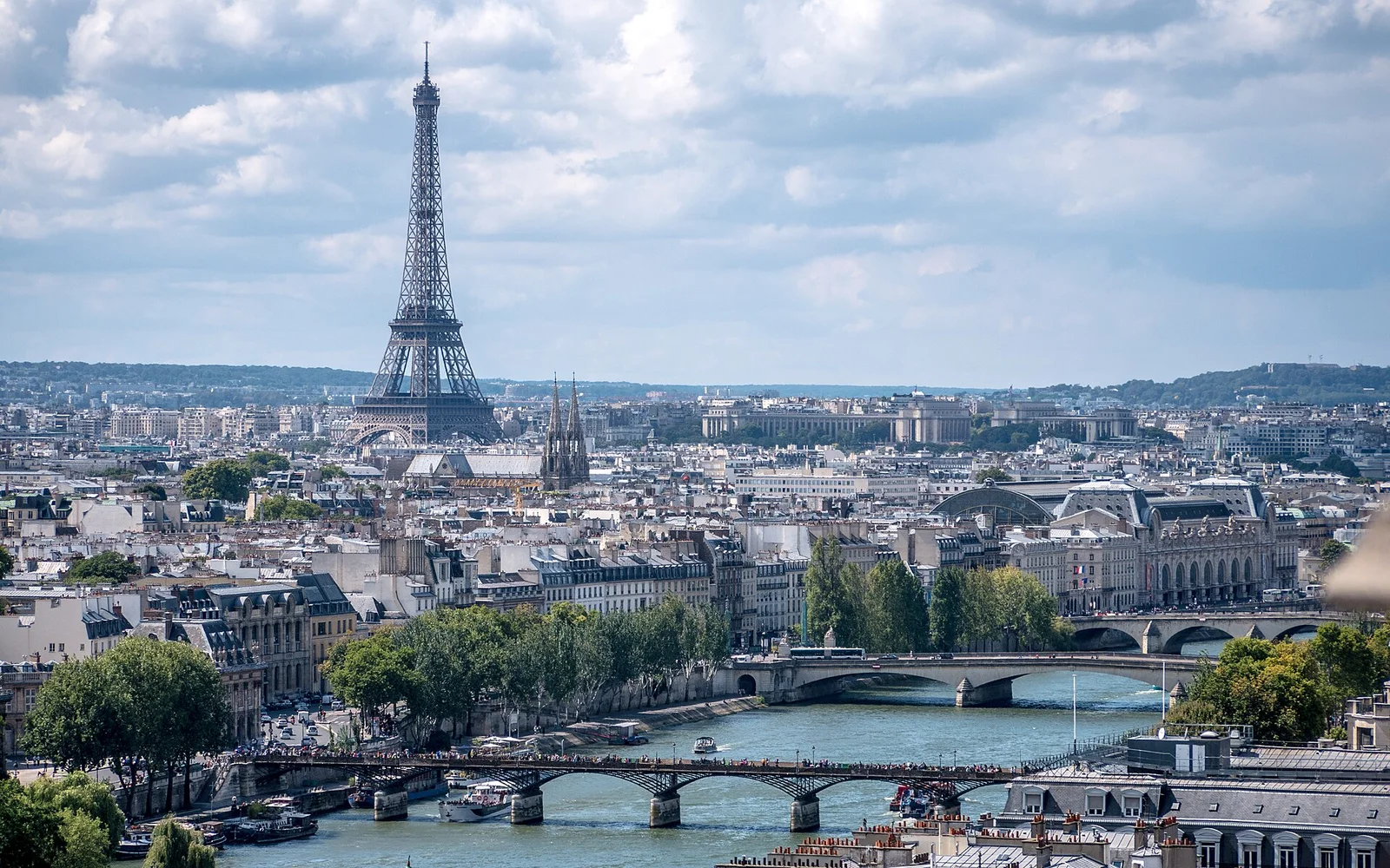 Torre Eiffel no horizonte de Paris