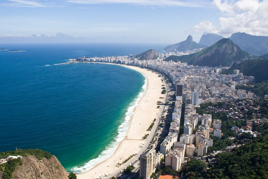 Praia de Copacabana e a orla carioca