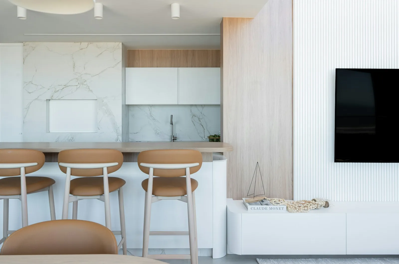 Apartamento com cozinha aberta, bancada e sala de estar