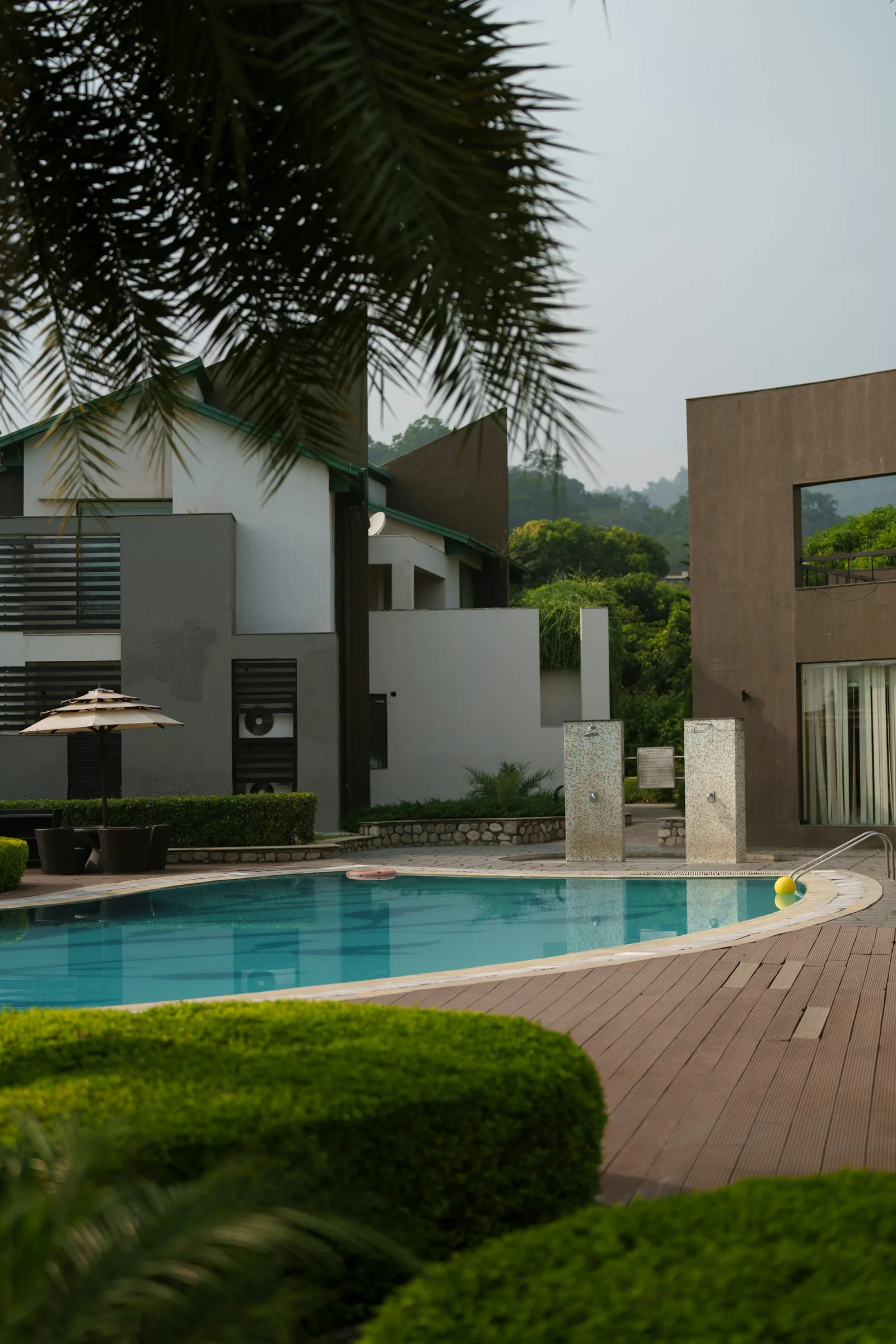 Resort com piscina cercada por jardins tropicais