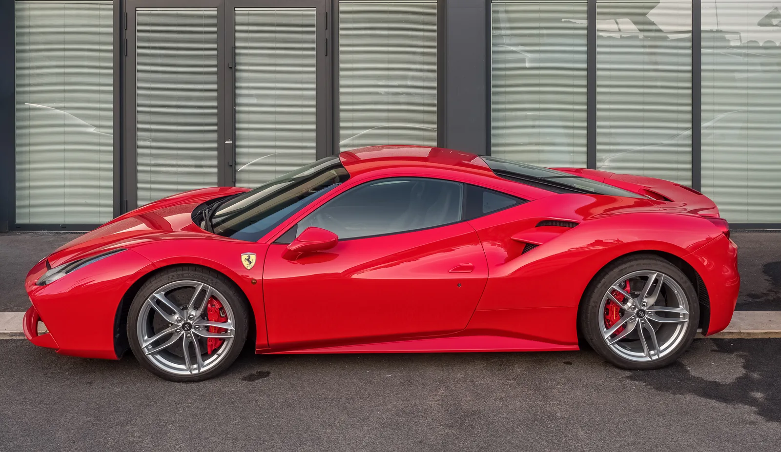 Ferrari 488 GTB vermelho fotografado em Mônaco